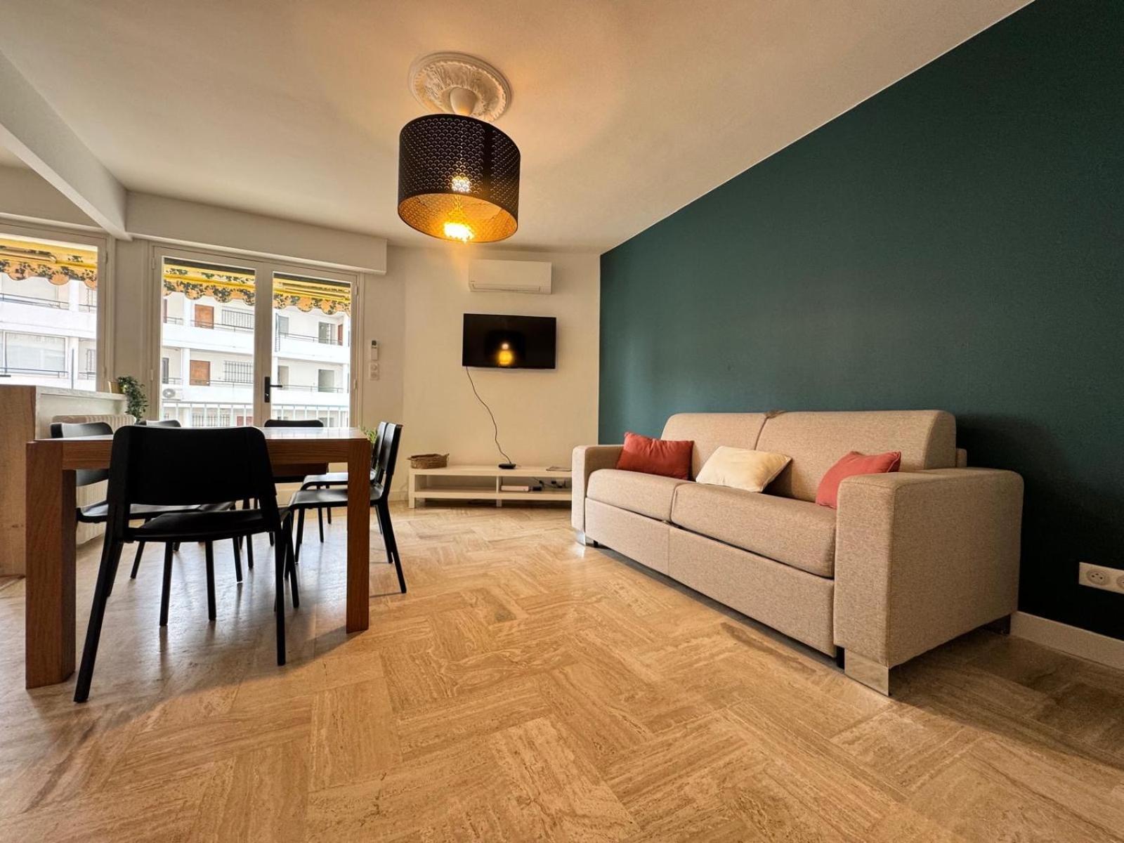 Les Appts D'albertine: Charming Seaside Retreat With Private Parking Apartment *